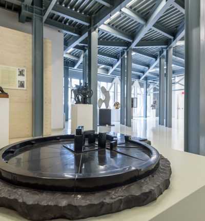 Ground floor, View of the sculpture room with an artwork by G. Pomodoro
